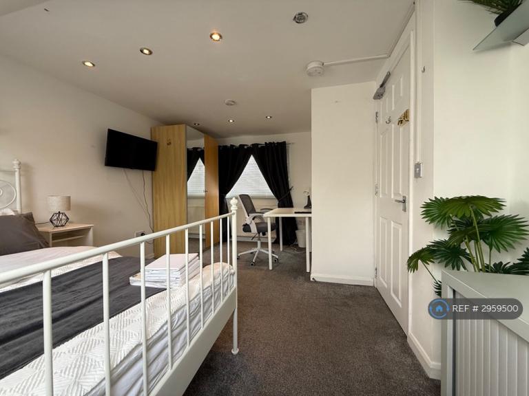 Room Mitchell Avenue in Coventry