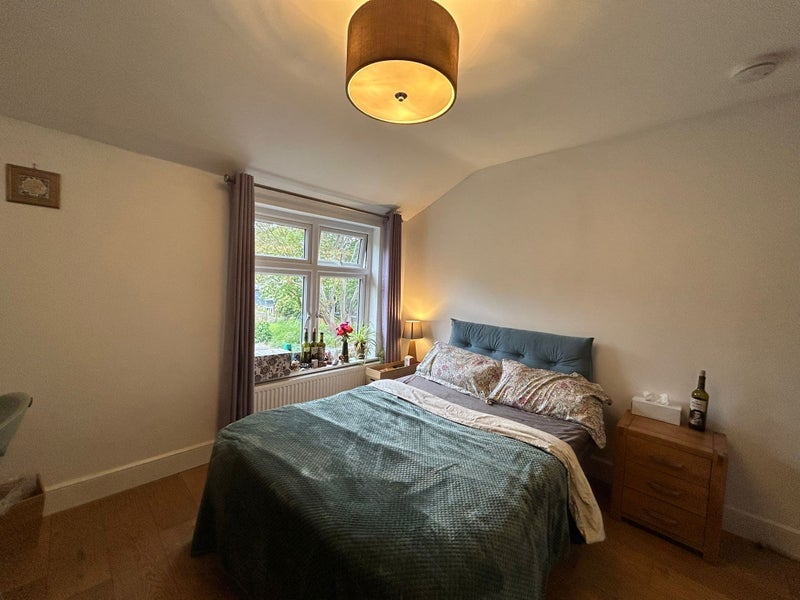 Room Erskine Crescent in Greater London