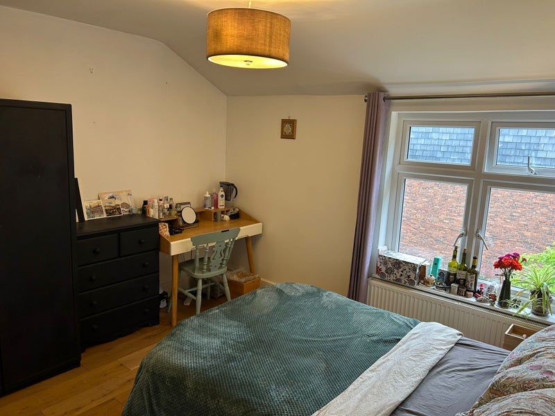 Room Erskine Crescent in Greater London