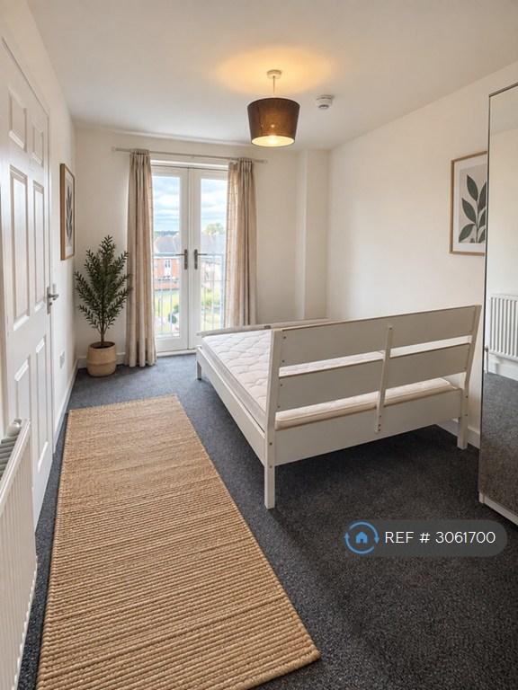 Room Knot Tiers Drive in Upton