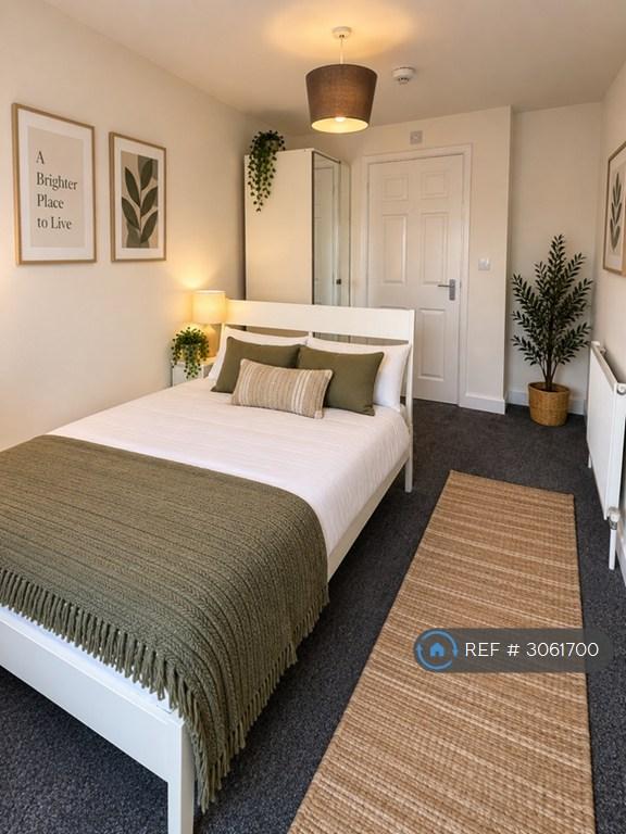Room Knot Tiers Drive in Upton