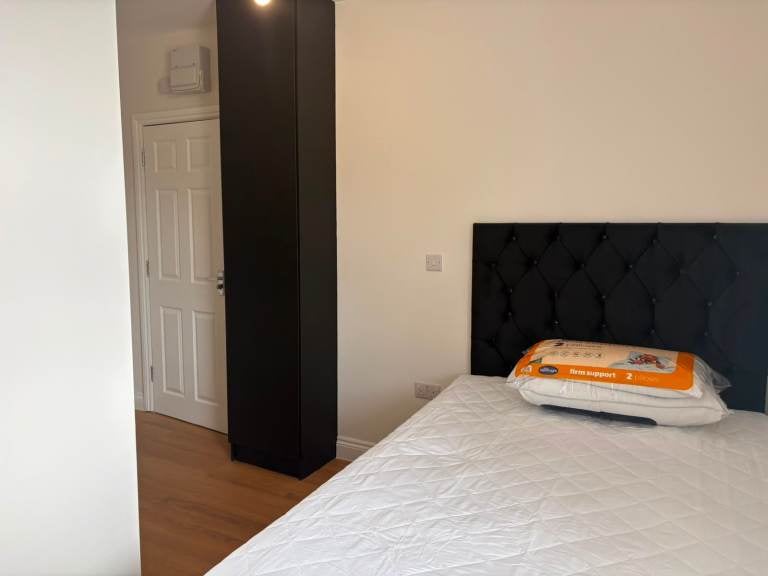 Room Hillside Road in Luton
