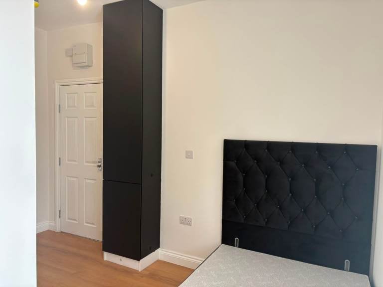 Room Hillside Road in Luton