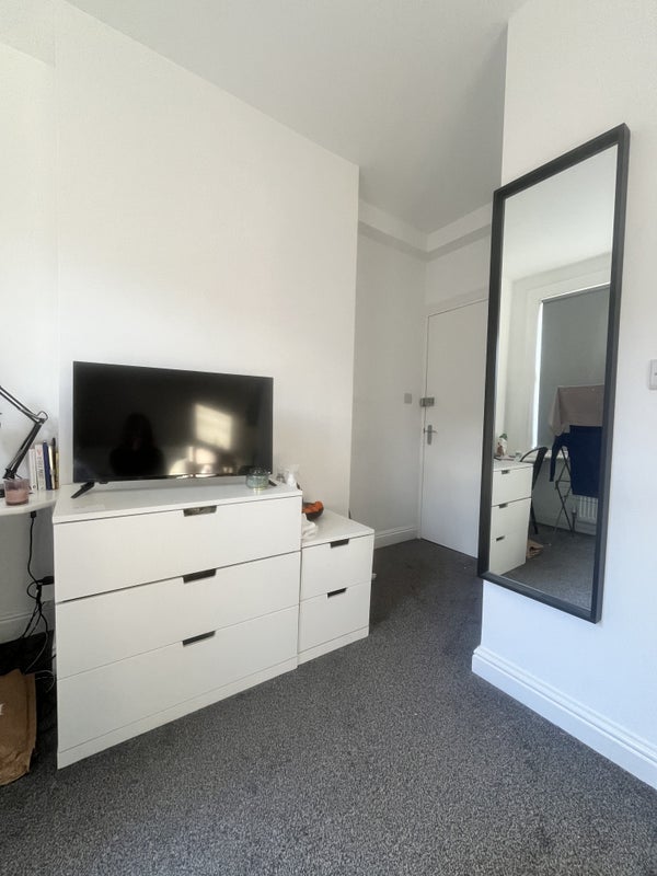 Room Back Hartley Grove in Leeds