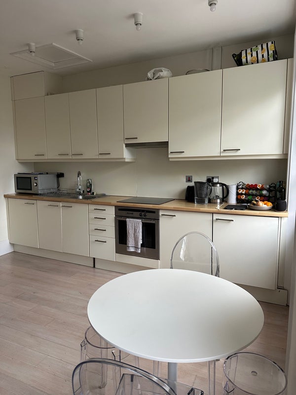 Flat Thornhill Square in Greater London