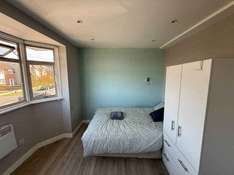 Flat Queens Walk in Greater London