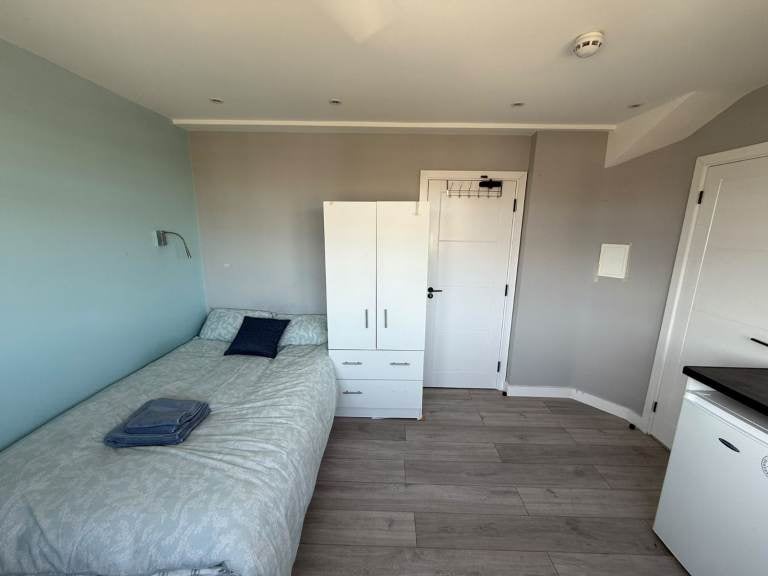 Flat Queens Walk in Greater London