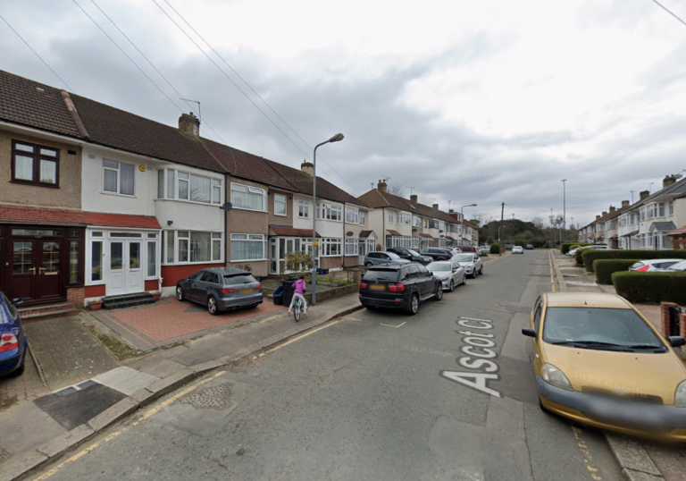 Flat Ascot Close in Greater London