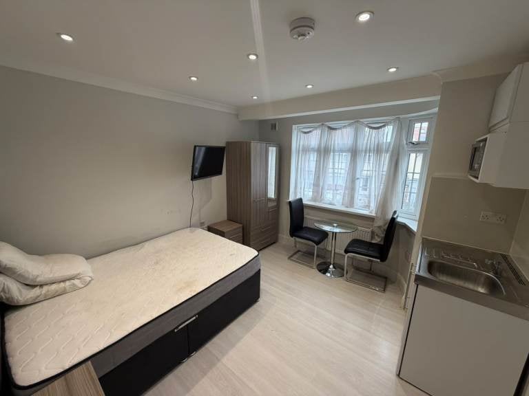 Flat Ascot Close in Greater London