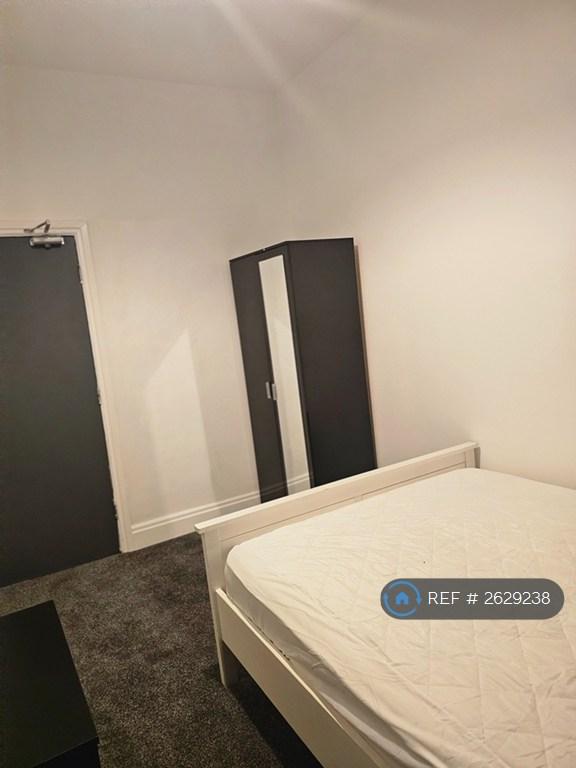 Room Wargrave Road in Newton-le-Willows