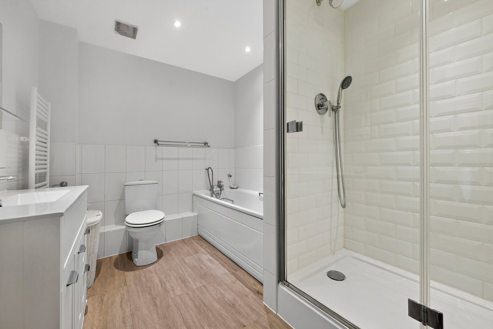Flat Keswick Road in Greater London