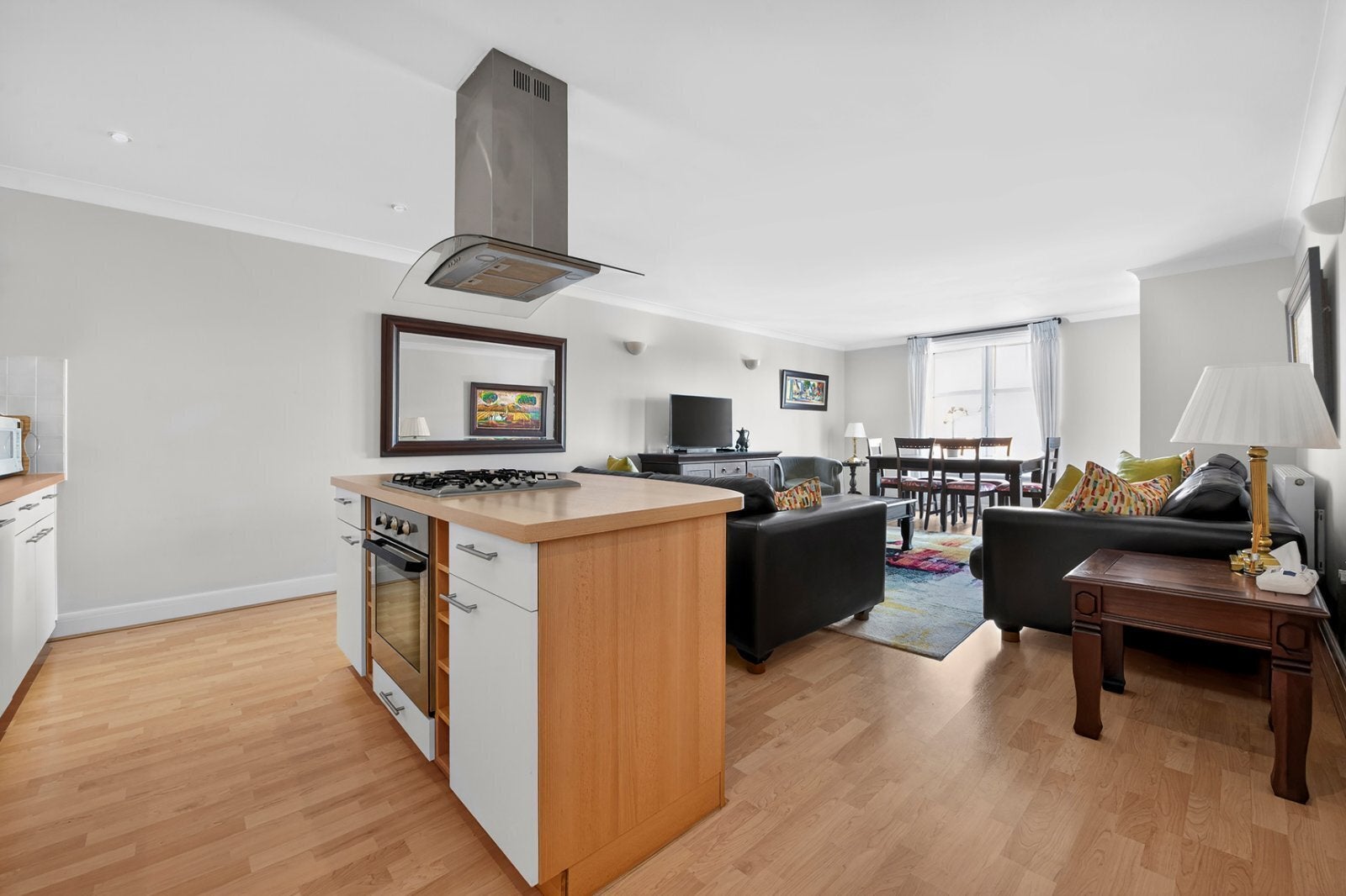 Flat Keswick Road in Greater London