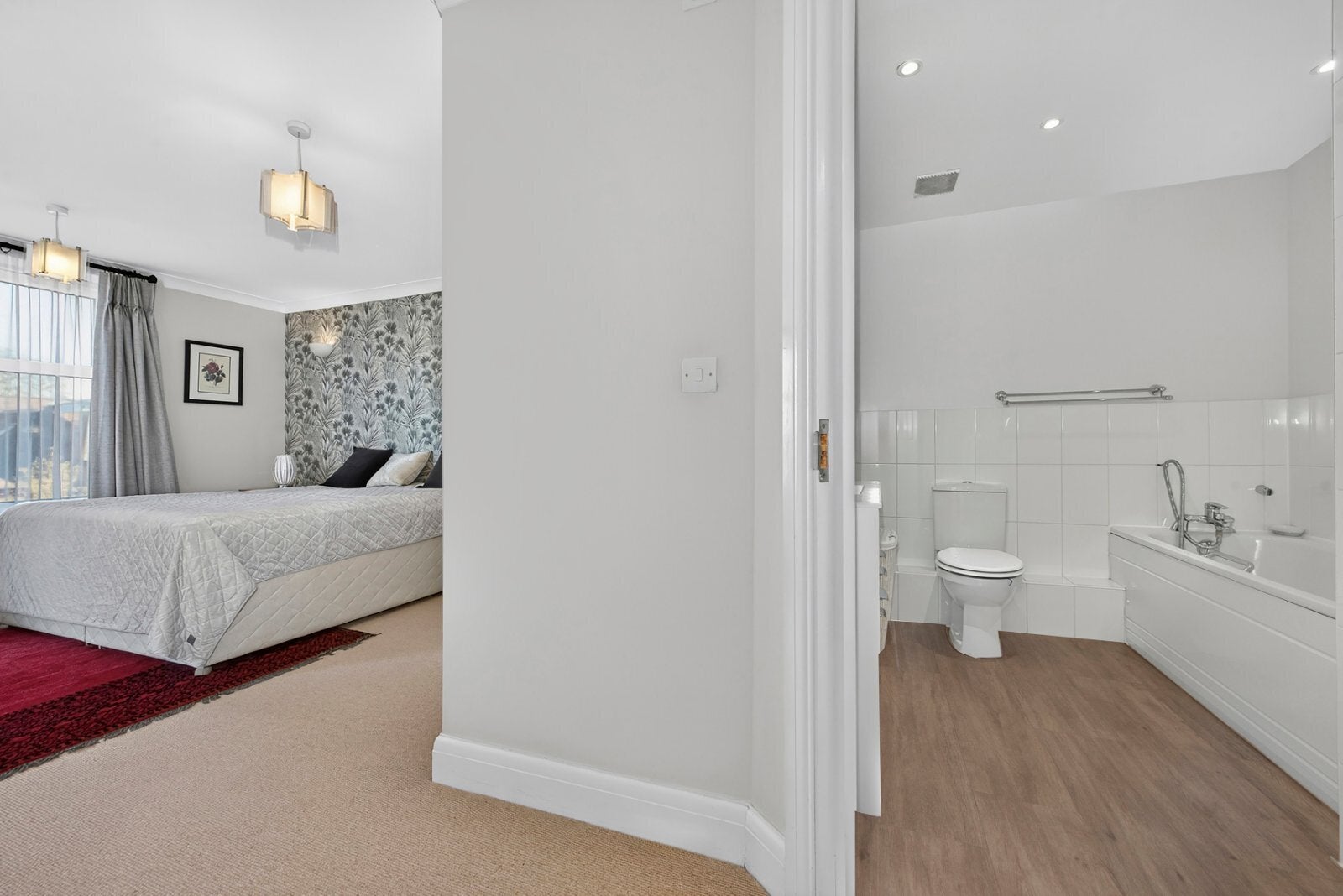 Flat Keswick Road in Greater London