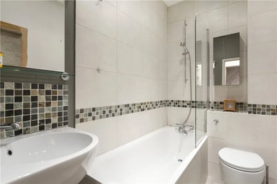 Flat Rostrevor Road in Greater London