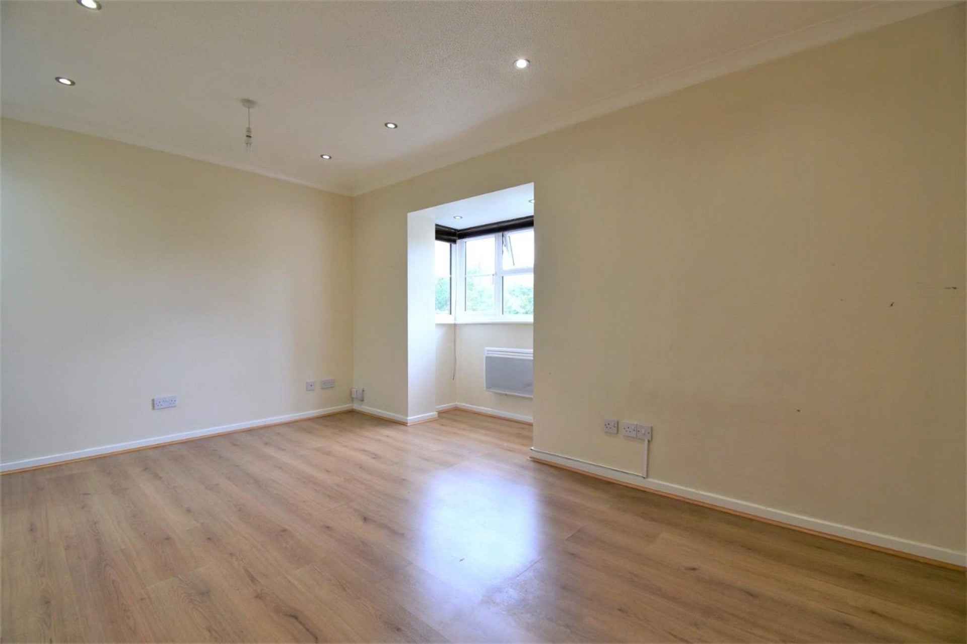 Flat Clarkes Drive in Greater London