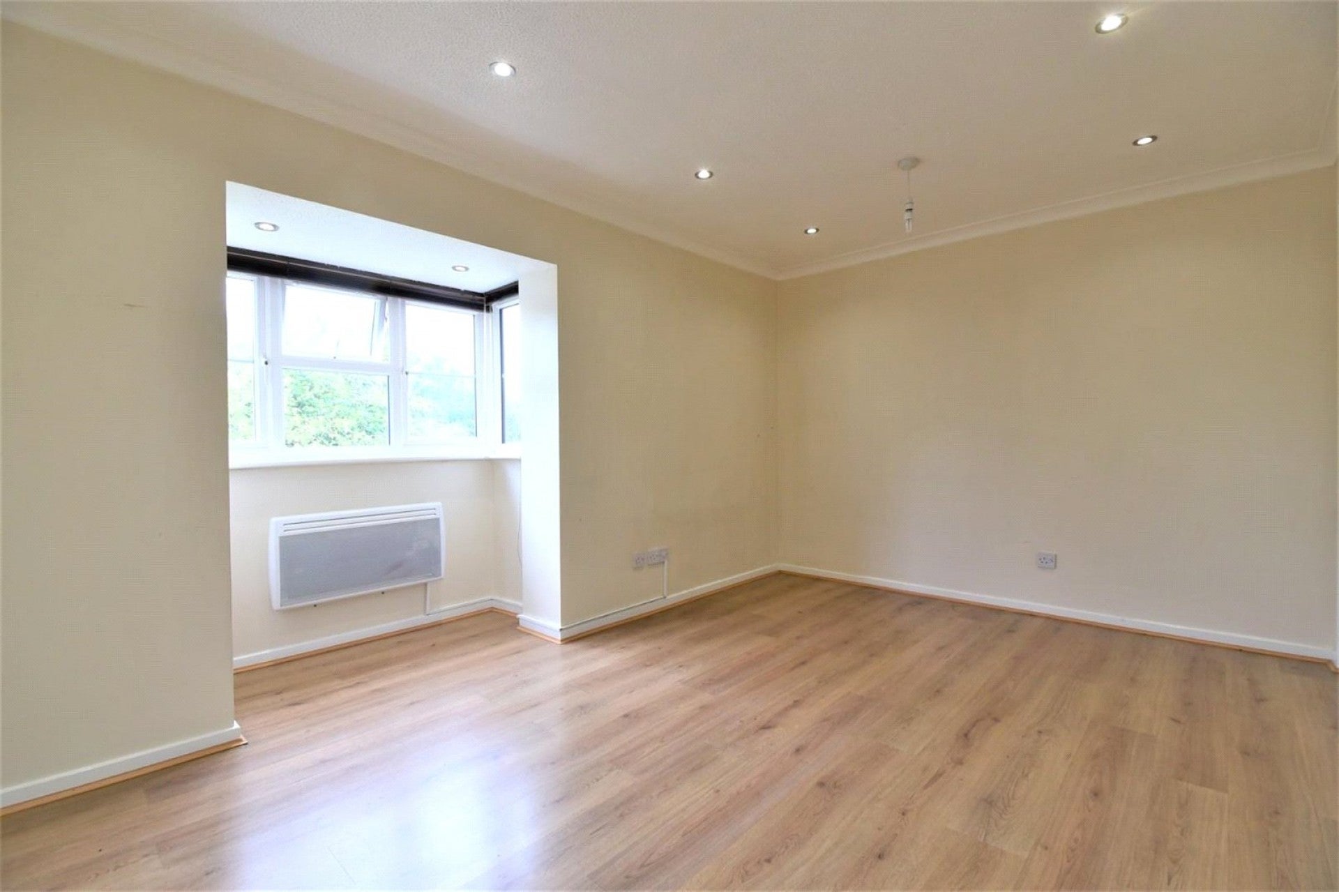 Flat Clarkes Drive in Greater London