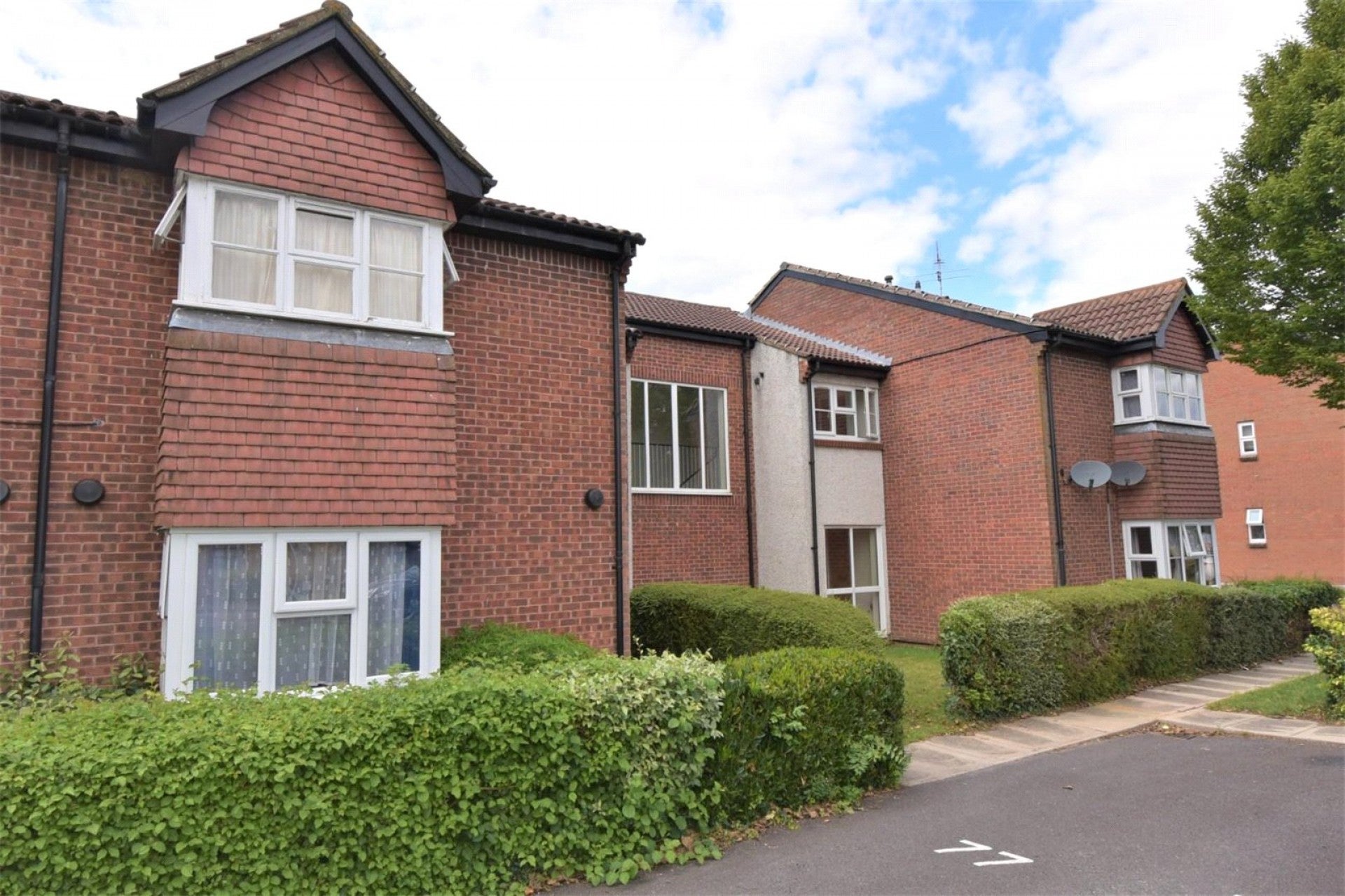 Flat Clarkes Drive in Greater London