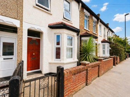 House Lakehall Road in Greater London