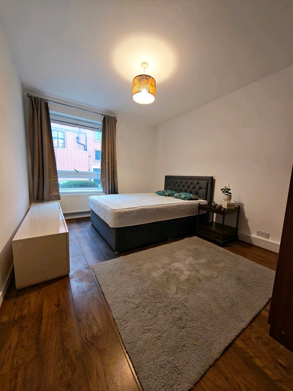 Flat Ilminster Gardens in Greater London