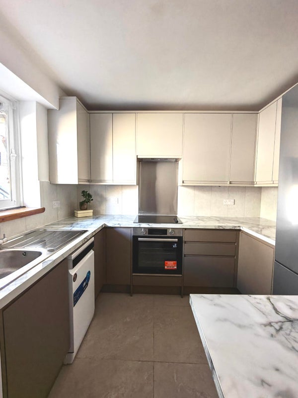 Flat Ilminster Gardens in Greater London