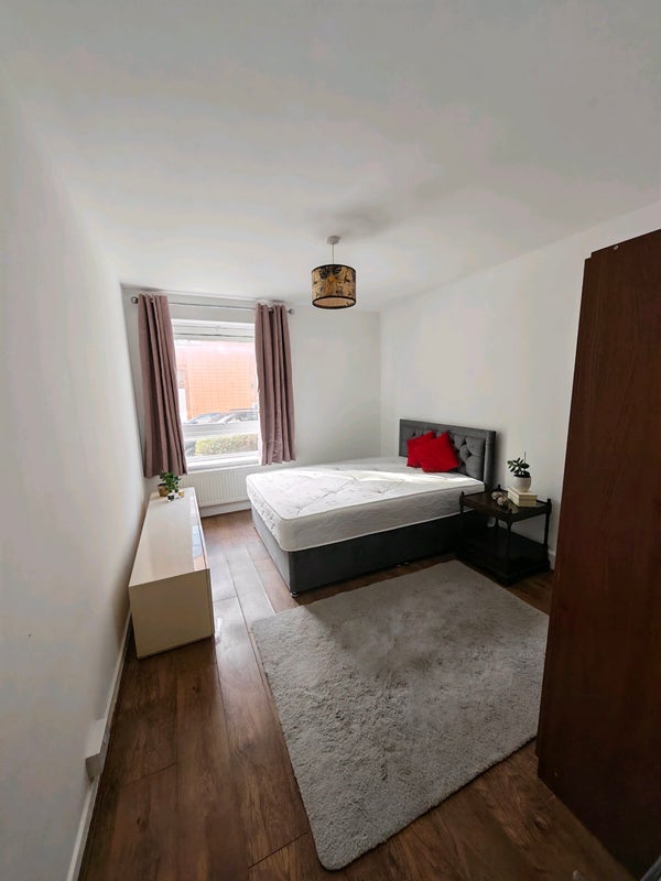 Flat Ilminster Gardens in Greater London