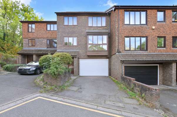 House Ashbourne Square in Greater London