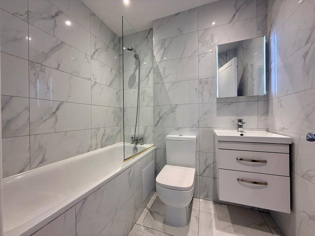 Flat Farringdon Service Road in Southend-on-Sea