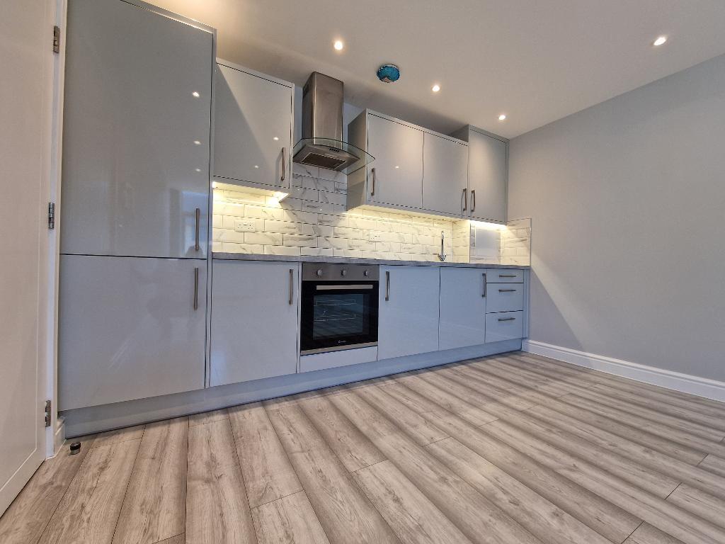 Flat Farringdon Service Road in Southend-on-Sea