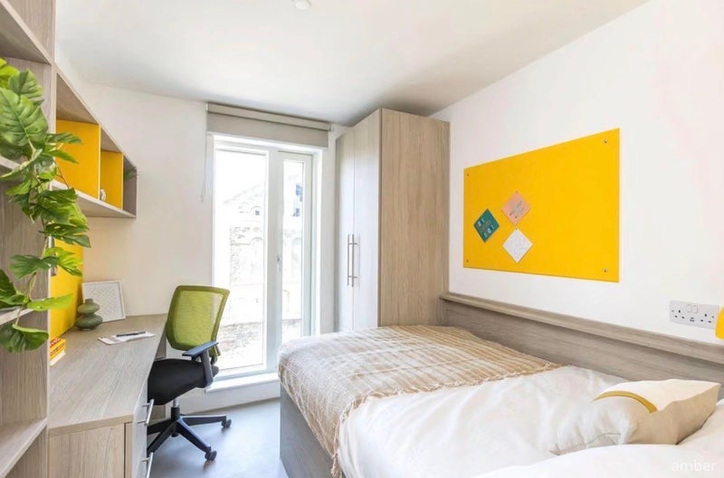 Room Silverthorne Lane in Bristol