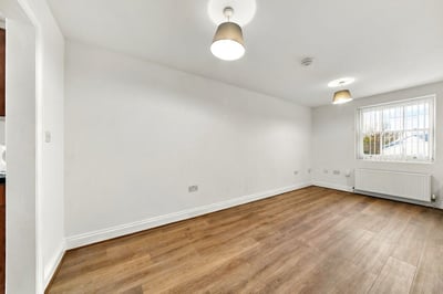 Flat Libra Road in Greater London