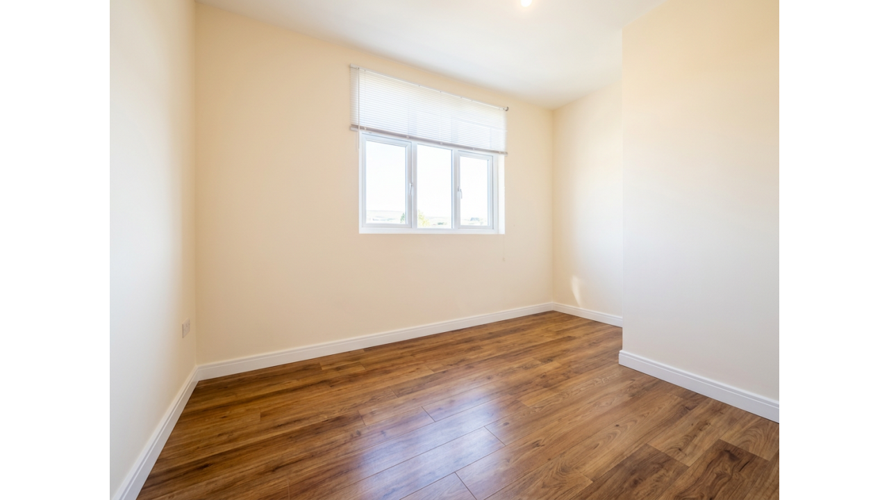 Flat Bathurst Walk in Richings Park