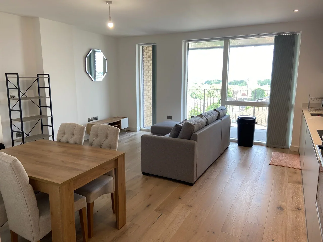 Flat Scarbrook Road in Greater London