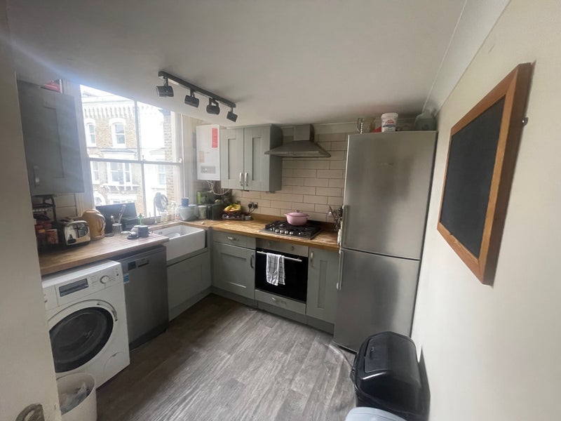Room Ballater Road in Greater London