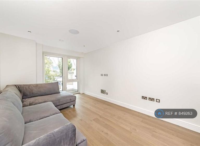 Flat Kew Bridge Road in Greater London
