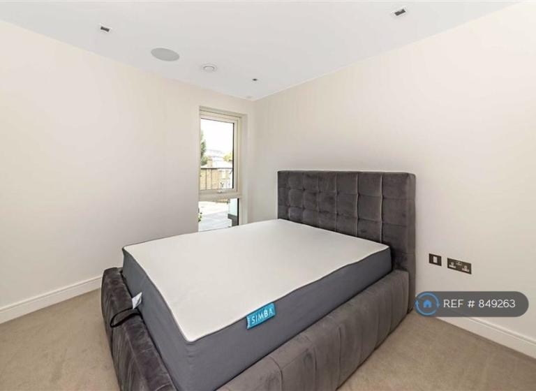 Flat Kew Bridge Road in Greater London