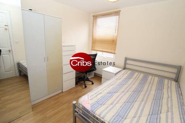 Room Hartfield Road in Greater London