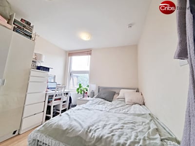 Room Hartfield Road in Greater London