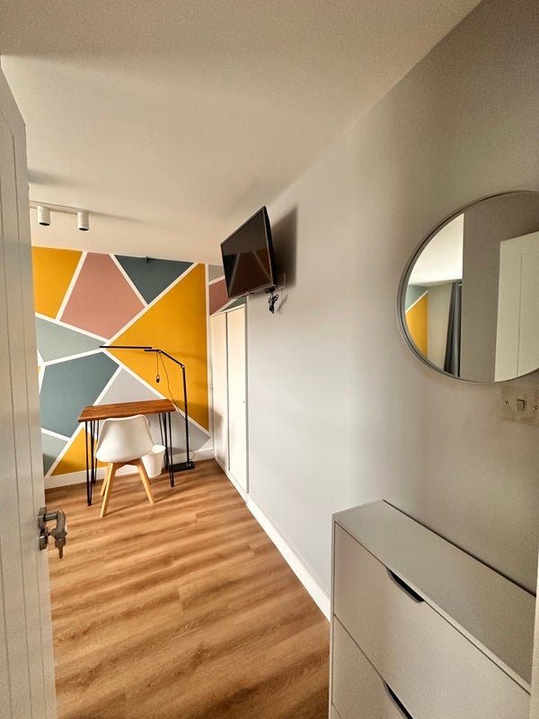 Room McLeod Road in Greater London