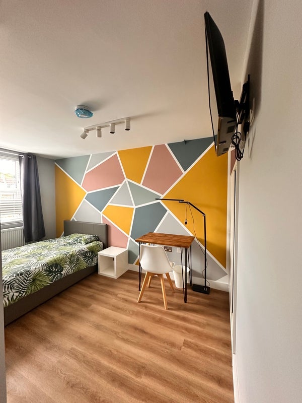Room McLeod Road in Greater London