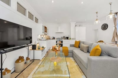 Flat Challoner Crescent in Greater London
