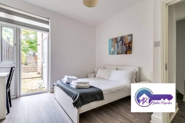 House Mostyn Avenue in Greater London