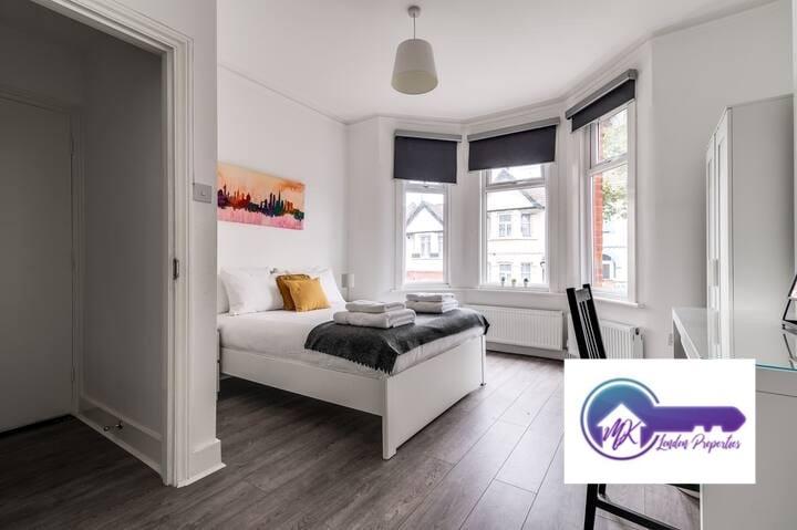 House Mostyn Avenue in Greater London