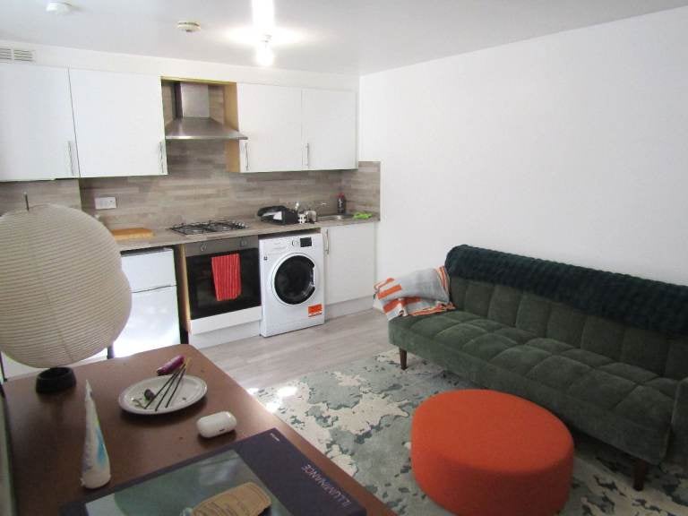 Flat Mildenhall Road in Greater London