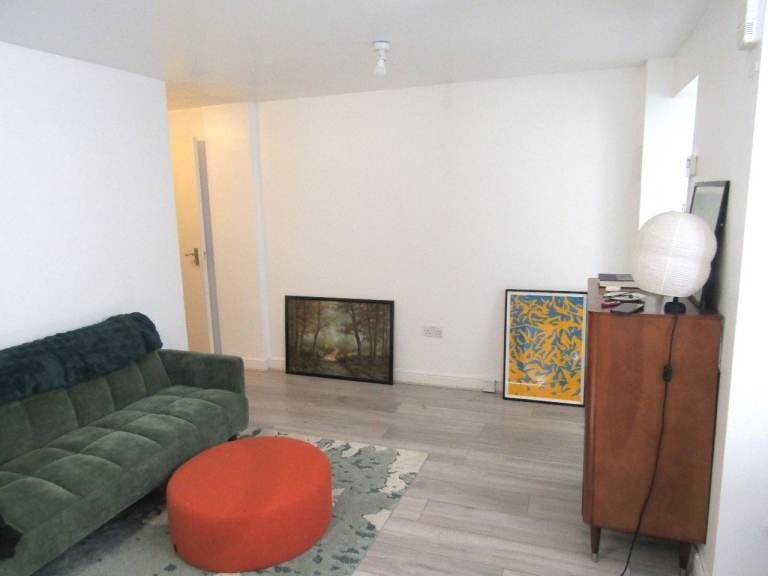 Flat Mildenhall Road in Greater London