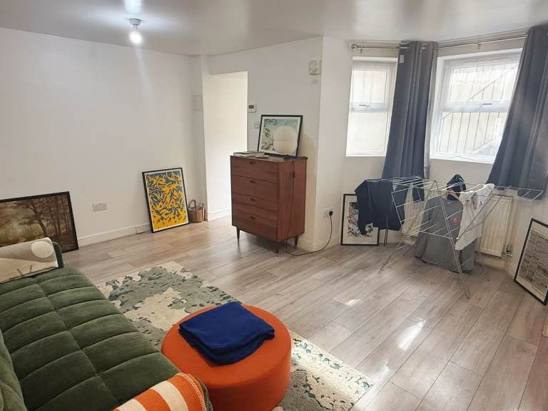 Flat Mildenhall Road in Greater London