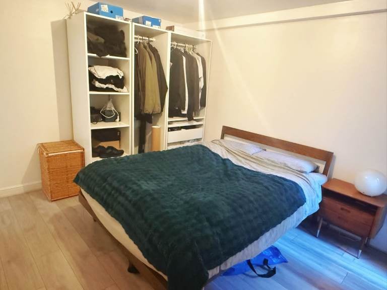 Flat Mildenhall Road in Greater London