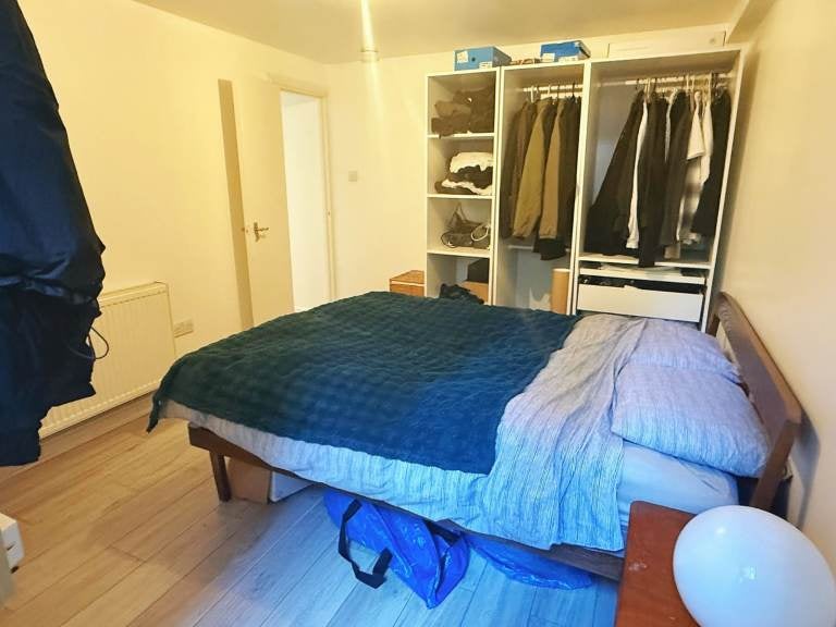 Flat Mildenhall Road in Greater London