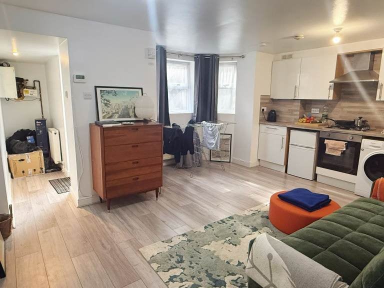 Flat Mildenhall Road in Greater London