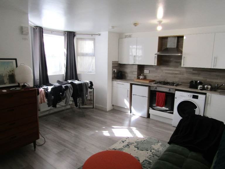 Flat Mildenhall Road in Greater London