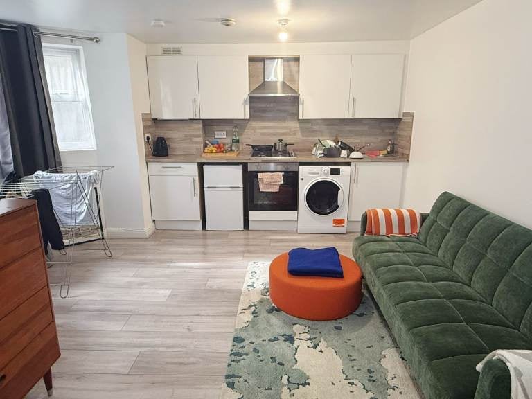 Flat Mildenhall Road in Greater London